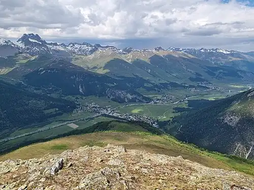 Blick Richtung La Punt Chamues-ch (für Annotationen der einzelnen Orte und Berge aufs Bild klicken)