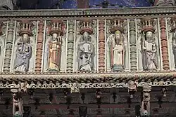 Langhausseite der Empore mit Hochreliefs