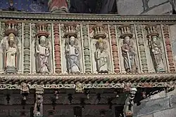 Langhausseite der Empore mit Hochreliefs