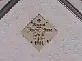 Steintafel im Giebel der Kapelle.