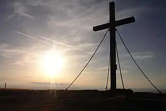 Gipfelkreuz bei Abenddämmerung