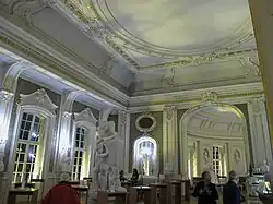 Brahms-Foyer mit der Skulptur von Max Klinger und Café