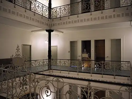 Im Treppenhaus 1. Stock (hinten Paternosteraufzug)