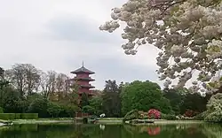 Japanischer Turm im Park