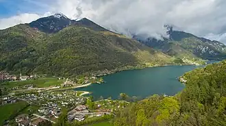 Vom Westufer mit Pieve di Ledro mit Blickrichtung Osten