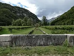 Der 1820 angelegte Abflusskanal am Ostende des Sees