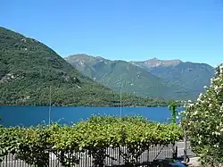 Blick auf das südwestliche Ufer mit dem Mont’Orfano und dem Ossolatal