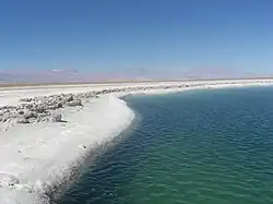 Laguna Cejas. Nah an San Pedro gelegen wird der Salzsee als Badestelle für Touristen genutzt.