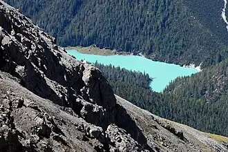 Lai dad Ova Spin, von den Hängen des Piz Laschadurella aus gesehen. Mündungsbucht der Ova Spin. Stauwehr rechter Hand, verborgen.