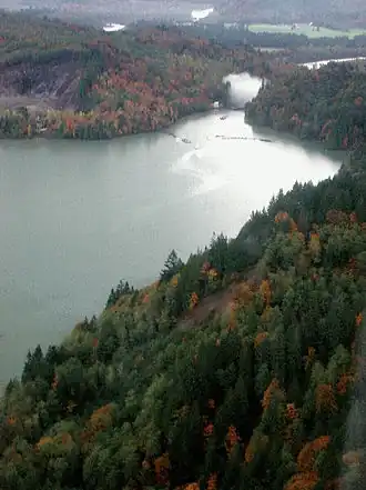 Blick über den Lake Shannon flussabwärts während des Hochwassers von 2003, mit dem Lower Baker Dam im Hintergrund