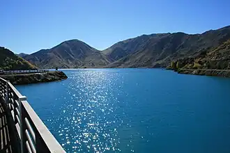 Blick von der Hochwasserentlastung aus nach Nordosten auf den See