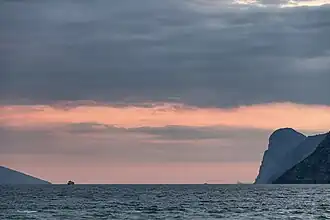 Der charakteristische Umriss des Monte Cas vom Nordufer des Gardasees