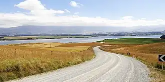 Blick auf den Lake Opuha und den Sherwood Range im Hintergrund