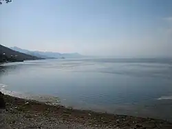 Am Westufer des Skutarisees, Blick entlang der Rumija