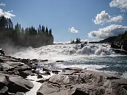 Foto eines Wasserfalls in einem Fluss