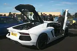 Aventador mit geöffneter Motorhaube und ausgeklappten Scherentüren
