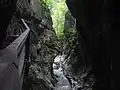 Blick aus der dunklen Klamm auf den weiteren Schluchtverlauf