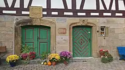 Eingänge mit Inschriften