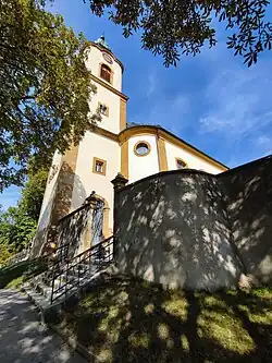 Treppen führen zur Kirche empor