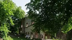 Bild 9: Ansicht des Innenraumes und der Nordwestseite mit dem horizontalen Wulstgesims des Palas der Unterburg. Im Hintergrund schließt sich unmittelbar an den Palas die leicht aus der Mauerflucht vorspringende Burgkapelle an