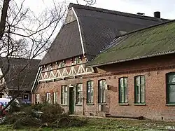 Hof von Döhren - Fachhallenhaus von 11 Fach - mit neuerem Anbau - Baujahr: 1663 - Lander 653.7068059.63235Foto: 2003