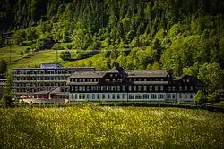 Im Bild sieht man den Altbau der Landesklinik St.Veit im Pongau ehemalig Lungenheilanstalt Grafenhof.