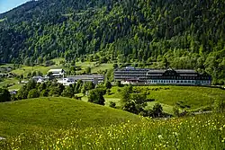 Im Bild sieht man die Landesklinik St.Veit im Pongau mit dem Altbau rechts und dem neuen Komplex links.