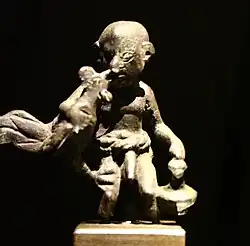 Buckliger mit Lagynos und Hahn.