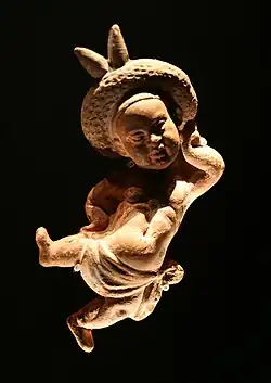 Tanzender Kleinwüchsiger mit Kranz.