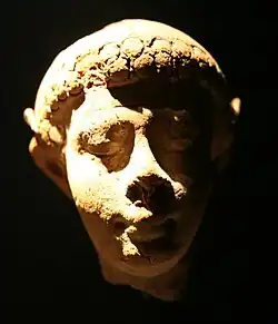 Mann mit gelocktem Haar und Nasenring.