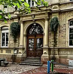 Eingangsportal Landhausschule, Landhausstraße 20/ Ecke Blumenstraße (Aufn. 2023)