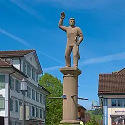 Landsgemeinde-Brunnen (1963) in Appenzell. Brunnenskulptur von Johann Ulrich Steiger (1920–2008) Holzschneider, Holz- und Steinbildhauer, Lithograf und Galerist.