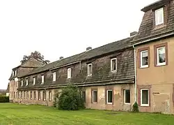 Gebäude der Von Langen-Reihe als frühere Werkswohnungen der Manufakturmitarbeiter