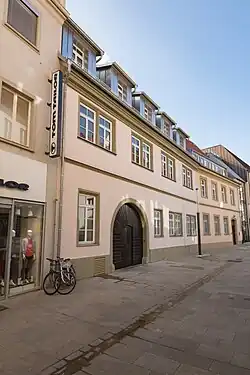 Bogenbildung durch gerade Hausfronten, mit Knicken zu den Nachbarhäusern