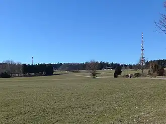 Langenbrander Höhe von Osten, der höchste Punkt befindet sich links nahe der Windkraftanlage.