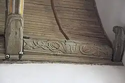 Holzdecke mit geschnitzten Balken