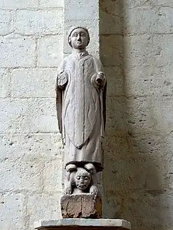 Verstümmelte Skulptur des heiligen Mathurin im Inneren der Kirche
