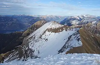 Latrejespitz vom Dreispitz aus, links dahinter (grün) das Morgenberghorn, Thuner- und Brienzersee