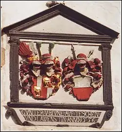 Schloss Lauenstein: Doppelwappen der Eheleute Günther von Bünau und Magdalena geb. von Ebeleben. Inschrift: „GVNTER V BIVNE AVF TESCHEN VND LAWENSTIN ANNO 1556“.