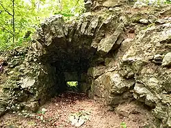 Mauer- oder Turmrest mit Schießscharte