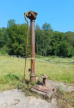 Historische Wasserpumpe vor der Burg