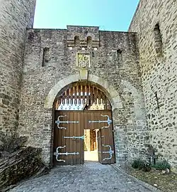 Eingangsportal mit Wappen und Wegekreuz