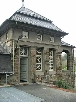 Gebäudefenster mit achteckigen Fensterrahmen