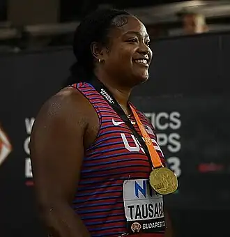 Eine lächelnde Diskuswurfsiegerin Laulauga Tausaga mit umgehängter Goldmedaille