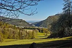Blick von Höngen bei Laupersdorf zur Klus mit der Burg Alt-Falkenstein in der Bildmitte, 2016