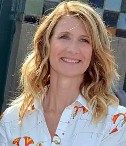 Liam Hemsworth und Laura Dern spielen Owen und Katherine