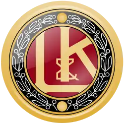 1905–1925: Das Logo L&K zeigt die Initialen der Gründer Laurin und Klement. Aus den Lindenblättern wurden Lorbeerblätter.