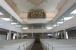 Innenansicht mit Blick zur Orgel