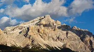 Der Westgipfel befindet sich in der Bildmitte, knapp links dahinter der Hauptgipfel, rechts nach einer Scharte der Piz Cunturines