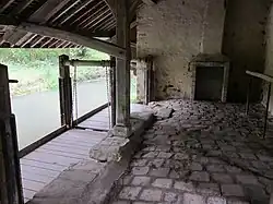 Die Vorrichtung mit Ketten dient dazu, den Holzboden dem Wasserstand anzugleichen